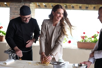 Kate Middleton haciendo pasta en Italia (Grosby)