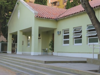 La Escuela Mariano Moreno depende de la Universidad Nacional de San Juan