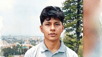 Retrato estilo acuarela de un joven con cabello oscuro y polo claro, mirando al frente. Detrás se observa un paisaje urbano borroso y follaje de árbol.