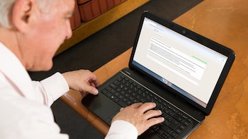 Un hombre con leucemia rechaza el tratamiento médico para seguir los consejos de una IA y muere a los 73 años