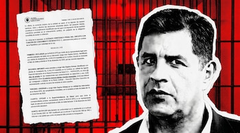 Hombre monocromático con textura risográfica y documento oficial con bordes rasgados, sobre un fondo abstracto de barras de prisión en rojo y negro.