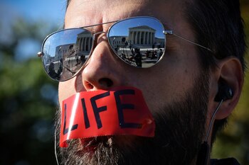 Dos jueces conservadores designados por el expresidente Donald Trump, Brett Kavanaugh y Amy Coney Barrett, también expresaron su escepticismo (REUTERS/Evelyn Hockstein)