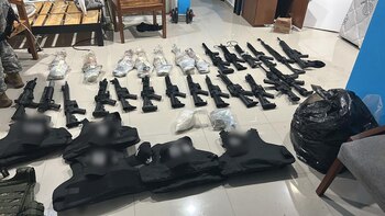 Fusiles, un lanzagranadas, chalecos balísticos