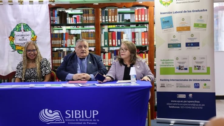 Eduardo Valdebenito, jefe del Observatorio Ocupacional de la institución, da a conocer el informe de inserción laboral entre los universitarios. (UP)
