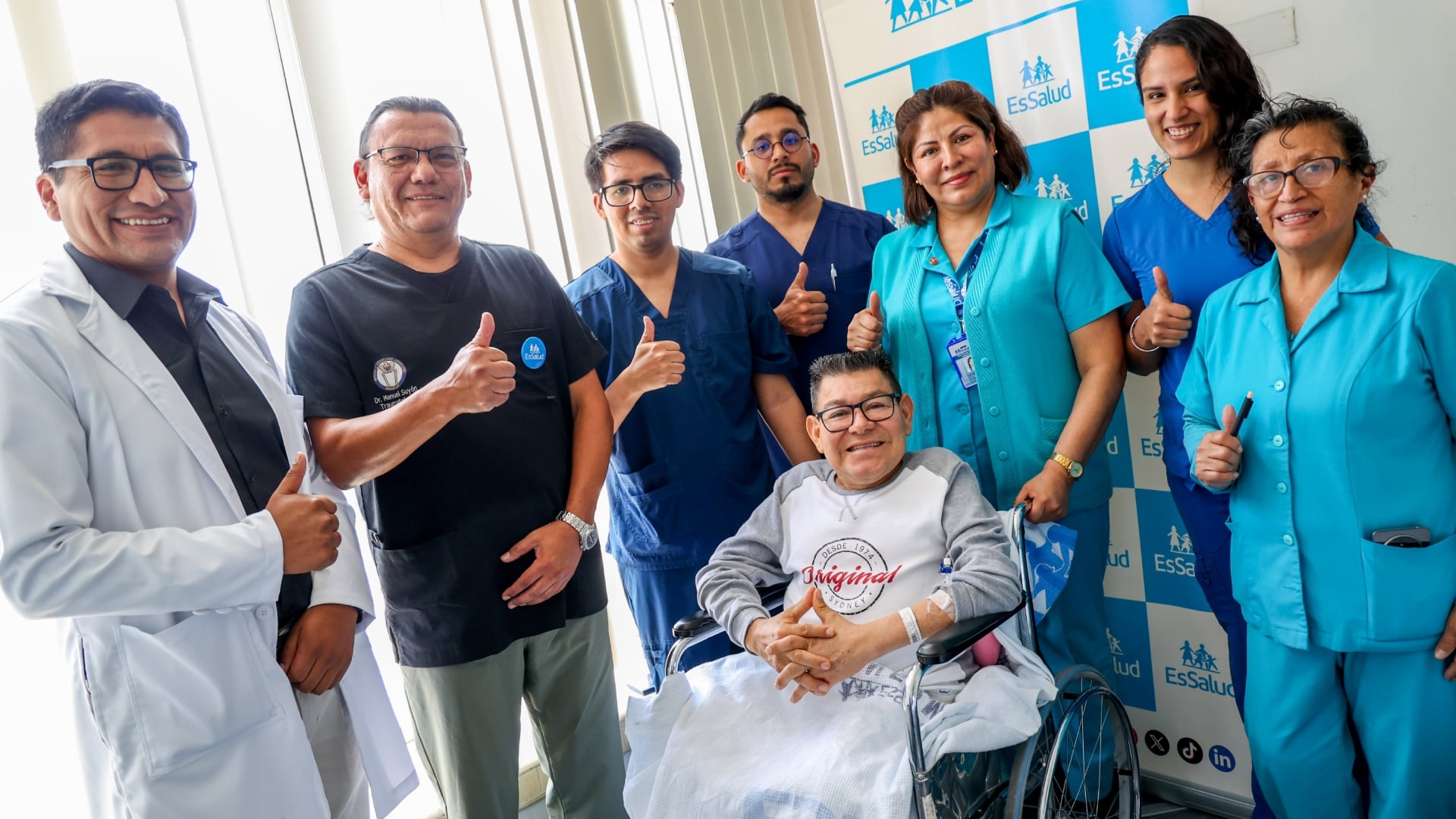 El equipo médico que lideró la intervención junto al cantante.