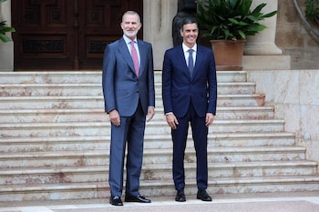 Felipe VI y Pedro Sánchez en su despacho de este verano en Marivent. (Isaac Buj/Europa Press)