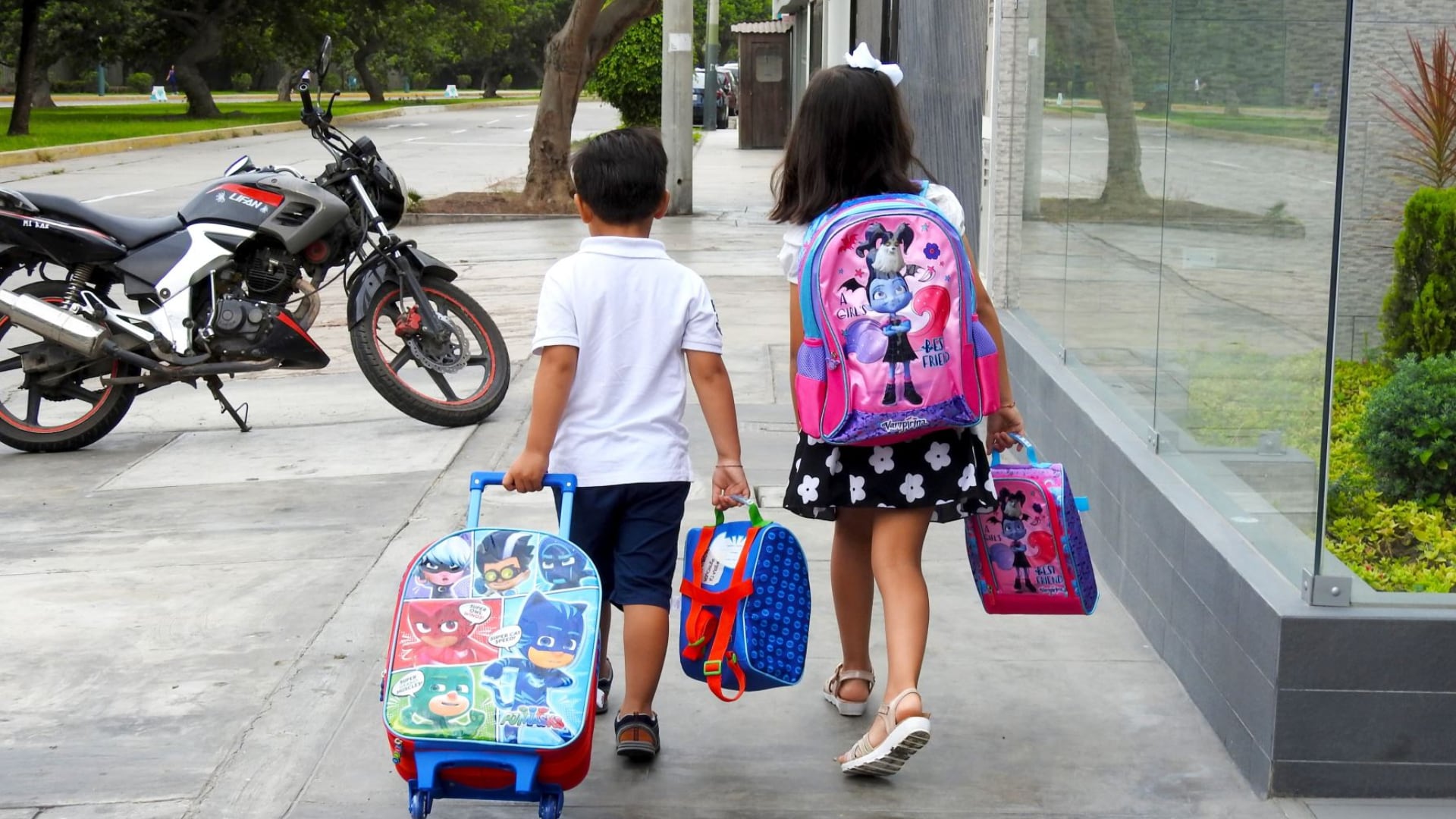 La regulación del uso de celulares en escuelas es un debate global, con Perú y Chile sumándose a países que adoptan leyes específicas.