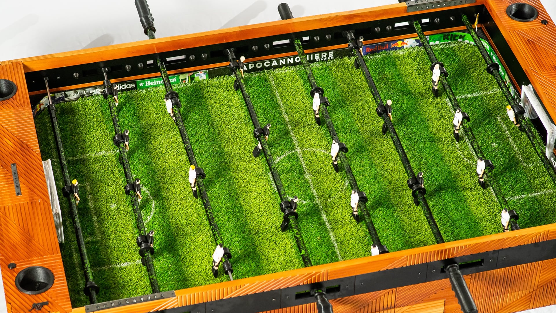 Una mesa de mayor tamaño con portavasos, diseño y equipos customizables, pasto sintético, movimientos multidireccionales, redes en los arcos y pelotas de ecocuero, así es el Metegol 2.0 que crearon Juan Martín Uncal y Brian Margenet