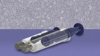 Un dispositivo médico de doble inyector sobre un fondo violeta con una imagen microscópica de células