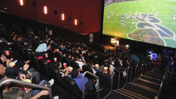 En el cine o en una app, los fanáticos en México a la NFL se adaptan a las nuevas formas de consumo (Foto: Infobae México)