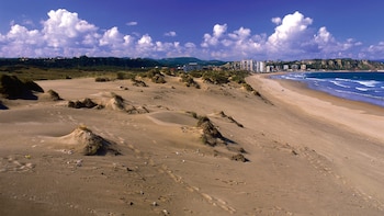 Una de las playas más sorprendentes de Asturias: combina vegetación con arena fina, fue declarada Monumento Natural y está rodeada de dunas