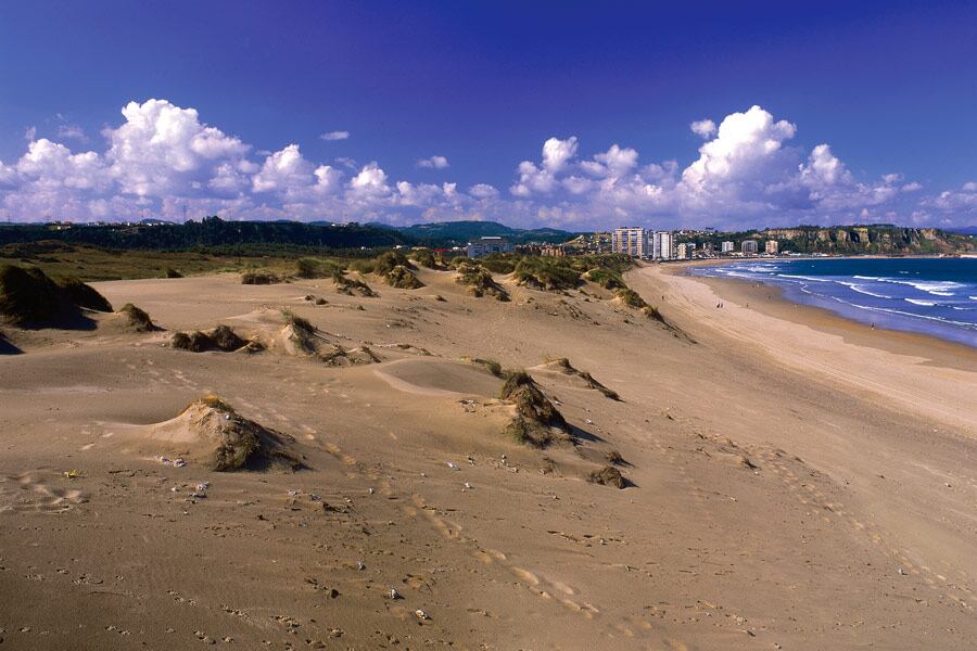 Munielles, la playa asturiana que combina dunas de 15 metros y valor ecológico único