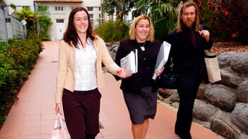 Natasha junto a sus abogados