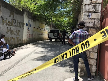Periodistas junto a un cordón policial amarillo cerca de la residencia de Jovenel Moise (REUTERS/Estailove St-Val)