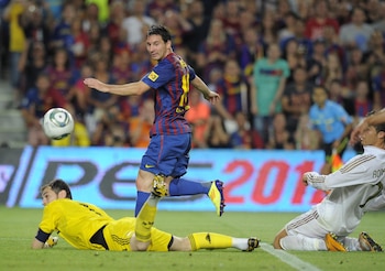 Messi marcando un gol al Real Madrid. (Lluis Gene/AFP Photo)