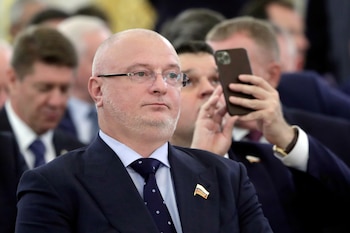 El presidente del comité de legislación constitucional y construcción del Estado del Consejo de la Federación Rusa, Andrei Klishas, espera antes del discurso del presidente Vladimir Putin en Moscú, Rusia. Sputnik/Mikhail Metzel/Kremlin vía REUTERS