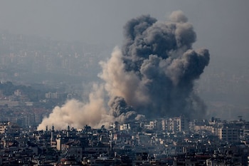 Humo se eleva en los suburbios del sur de Beirut, tras los ataques aéreos israelíes, en medio de las hostilidades en curso entre Hezbollah y las fuerzas israelíes. (REUTERS/Amr Abdallah Dalsh)