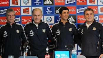 Julian Camino, Alejandro Sabella y Claudio Gugnali fueron las piezas claves de aquel cuerpo técnico de la selección argentina (Foto: NA)