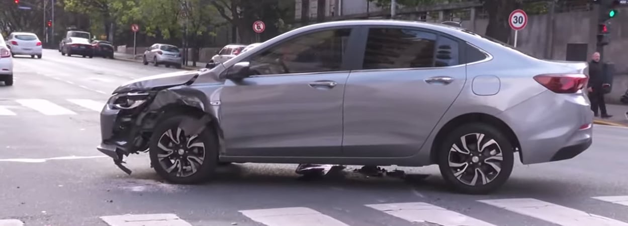 El conductor de un auto se quedó dormido al volante, chocó contra un vehículo mal estacionado y volcó