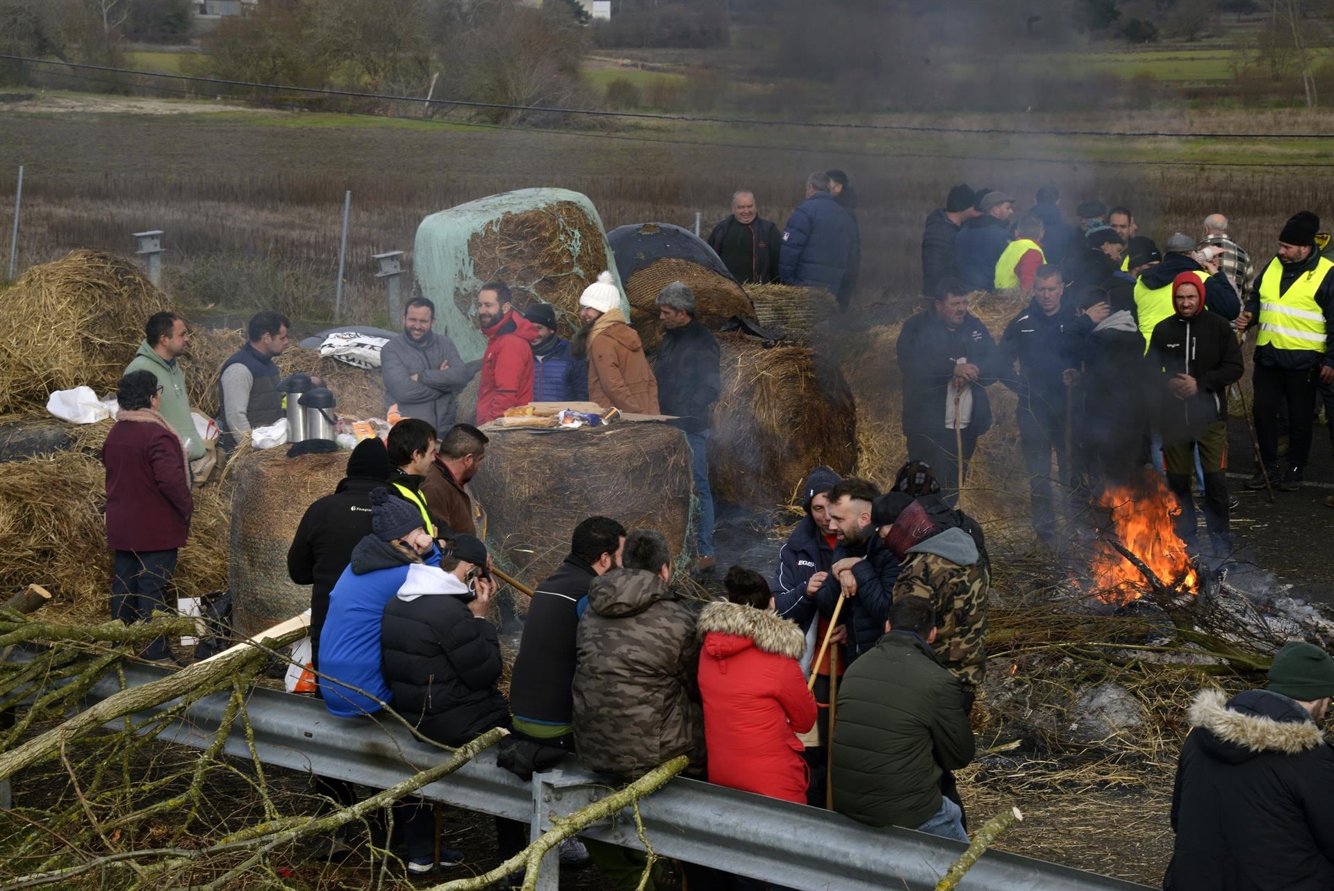 Protesta de agricultores y ganaderos en la A-52 a la altura de Xinzo de Limia