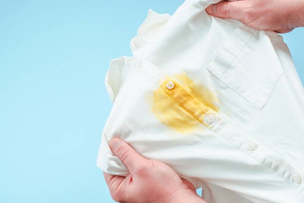 Aplicar absorbentes y detergentes específicos, junto con técnicas adecuadas, ayuda a eliminar residuos oleosos incluso en tejidos delicados. Foto: (iStock)