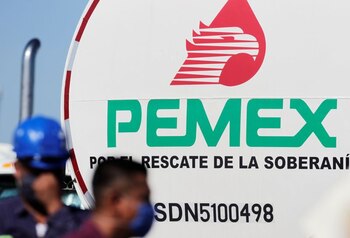 Imagen de archivo. EL logo de la petrolera estatal mexicana Pemex es visto durante una visita del presidente del país, Andrés Manuel López Obrador, a la refinería Cadereyta, en las afueras de Monterrey, México. 27 de agosto de 2020. REUTERS/Daniel Becerril