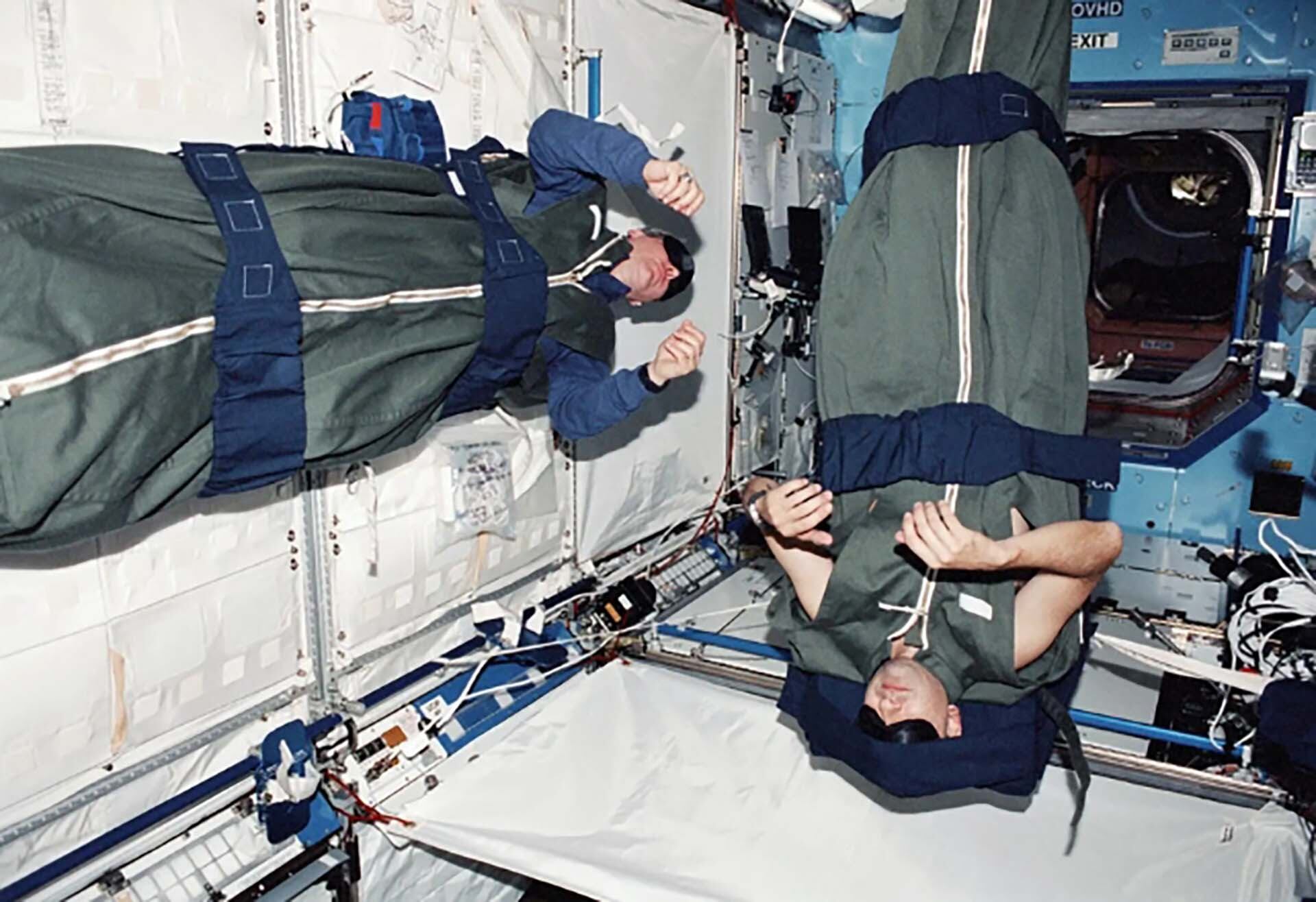 Los astronautas cuentan con antifaces y tapones de oídos para mantener su ciclo de sueño lo mejor posible. (NASA)