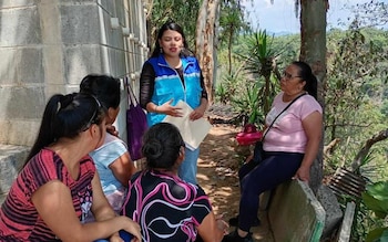 Estudios del CEUR de la USAC señalan que la escasez de tierra y la falta de alternativas formales empujan a miles de familias a ocupar terrenos públicos o privados sin garantías legales.