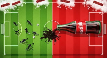 Campo de fútbol dividido en dos: mitad verde con jugadores y balones, mitad roja con una botella de refresco derramándose, nubes con burbujas y advertencias 'HIGH IN SUGAR'.