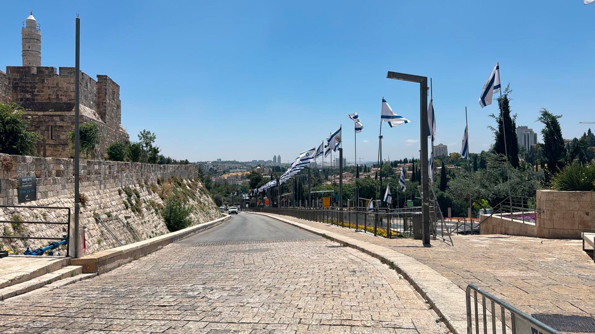Por temor a los misiles que lanza Irán, no hay autos en las calles aledañas a la Ciudad Vieja de Jerusalén, (Israel)