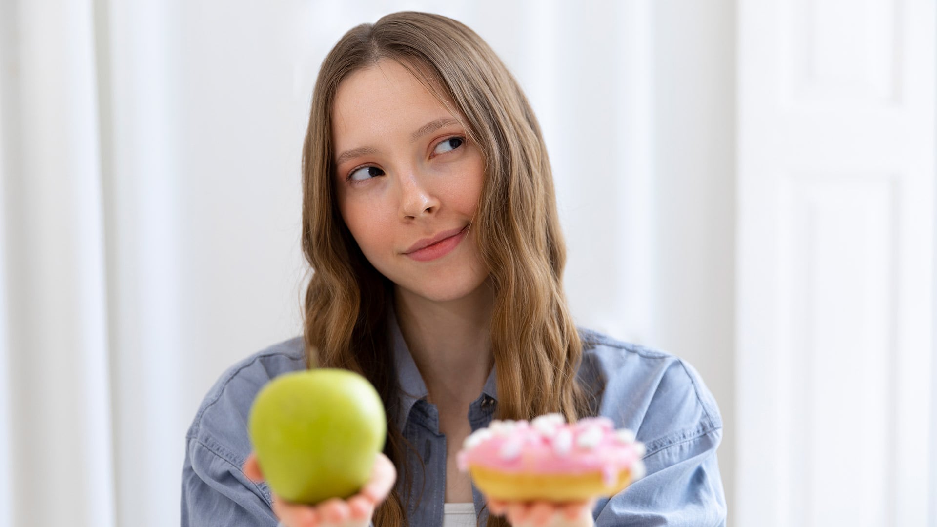Los especialistas recomiendan evitar el uso de la comida como premio o castigo en la crianza de los niños (Freepik)