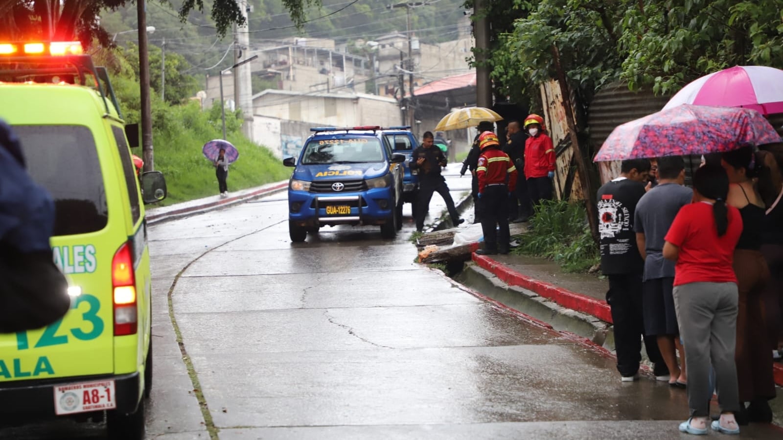 Las lluvias intensas dejaron al menor atrapado en una zanja; hubo rescate y reanimación sin éxito. Ahora, las autoridades buscan reconstruir cada paso previo al desenlace (Foto cortesía Bomberos Municipales)