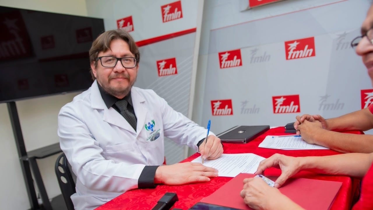 “El pueblo” como financista y la vicepresidencia en manos de la militancia: el mensaje de Rafael Aguirre al inscribirse como precandidato del FMLN (Foto cortesía FMLN)