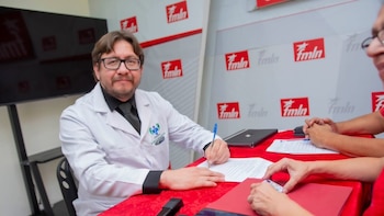 “El pueblo” como financista y la vicepresidencia en manos de la militancia: el mensaje de Rafael Aguirre al inscribirse como precandidato del FMLN (Foto cortesía FMLN)