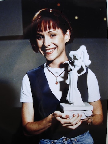 Susan Egan posa con una figurita de Meg