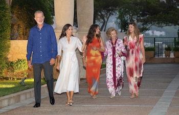 El Rey Felipe VI, la Reina Letizia, la Princesa Leonor, la Infanta Sofía y la Reina Sofía durante la recepción a una representación de la sociedad balear en el Palacio de Marivent. (Raúl Terrel/Europa Press)
