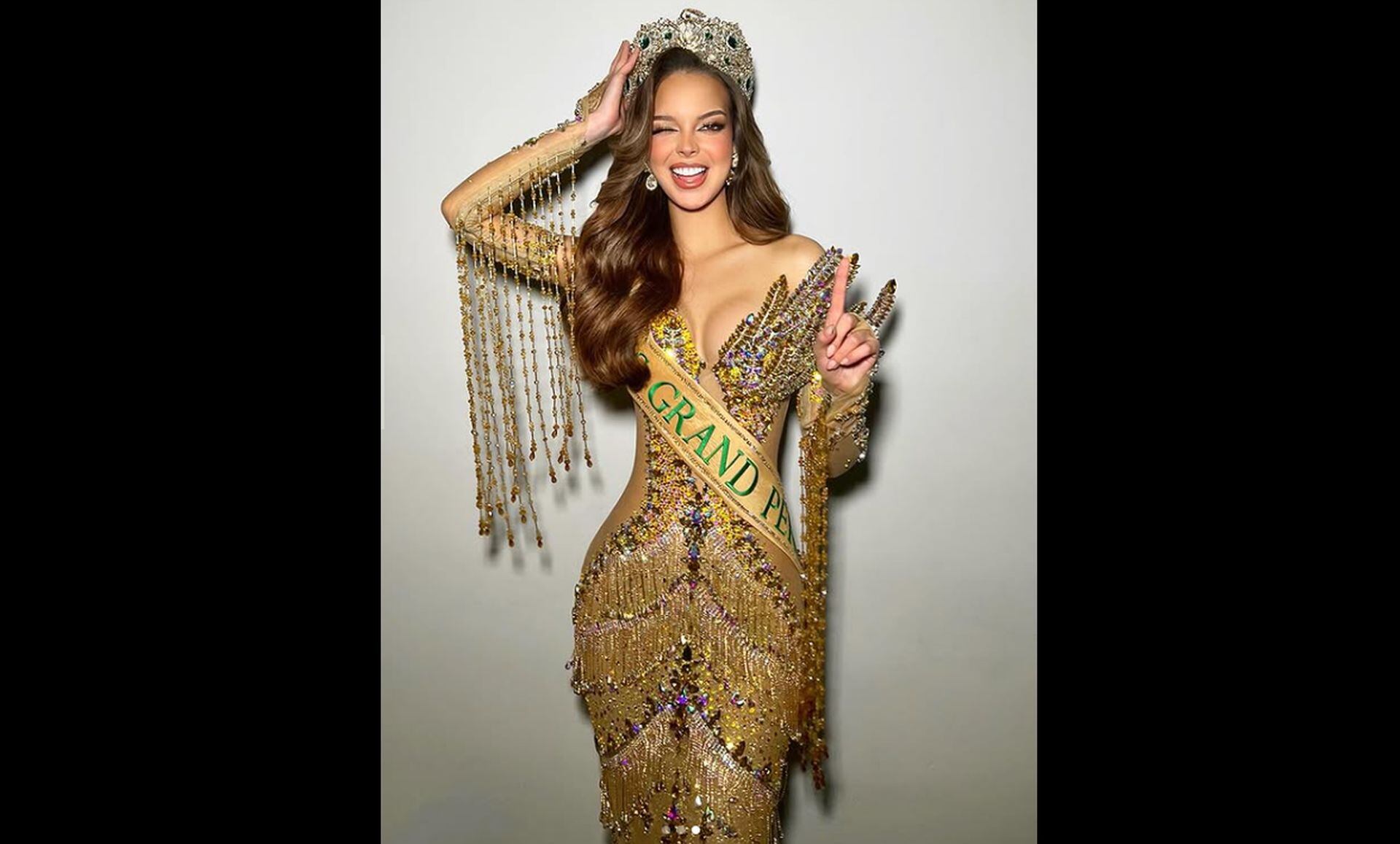 Durante la fase final, Flavia López brilló con un mensaje sobre la importancia de construir paz desde la tolerancia diaria, emocionando al jurado y reforzando su liderazgo en la competencia. (missgrand.peruoficial)