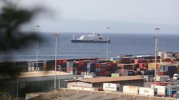 El MV Hondius llega al puerto tinerfeño de Granadilla