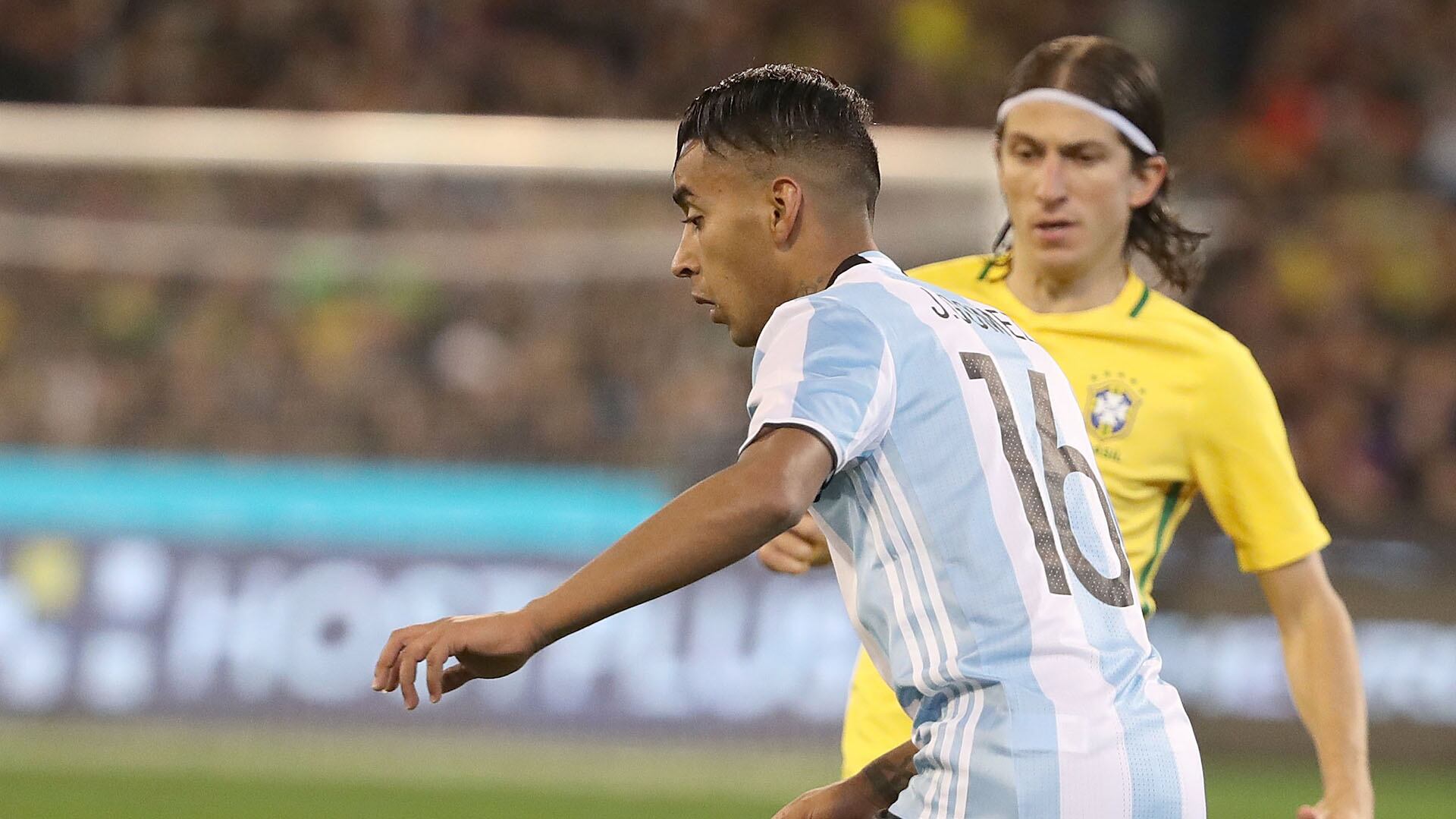 El lateral en un clásico entre Argentina y Brasil (Foto: Getty)