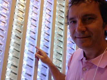 Carlos Montani junto a su