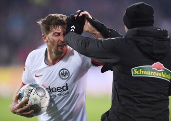 El argentino fue a buscar la pelota y empujó al entrenador (AFP)