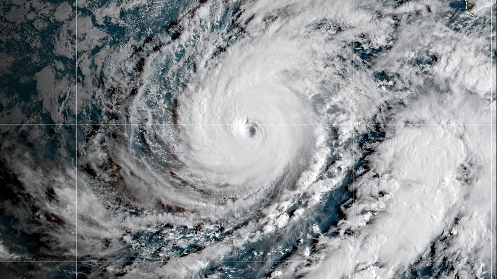 El huracán Lowell se acercó a Hawái con vientos de hasta 177 km/h y olas de seis a nueve metros sobre Kauai. (NOAA via AP)