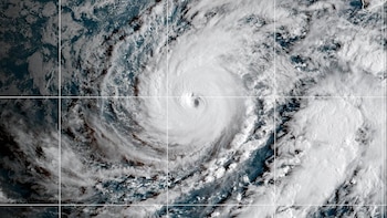 El huracán Lowell se acercó a Hawái con vientos de hasta 177 km/h y olas de seis a nueve metros sobre Kauai. (NOAA via AP)