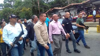 Un grupo de personas armadas custodia al ex ministro de Agricultura Freddy Bernal