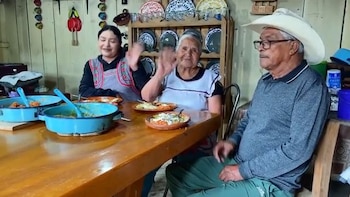 Doña Angelita compartió su receta de chilaquiles divorciados, un tradicional desayuno mexicano preparado con salsa roja, salsa verde, huevo estrellado, queso y crema