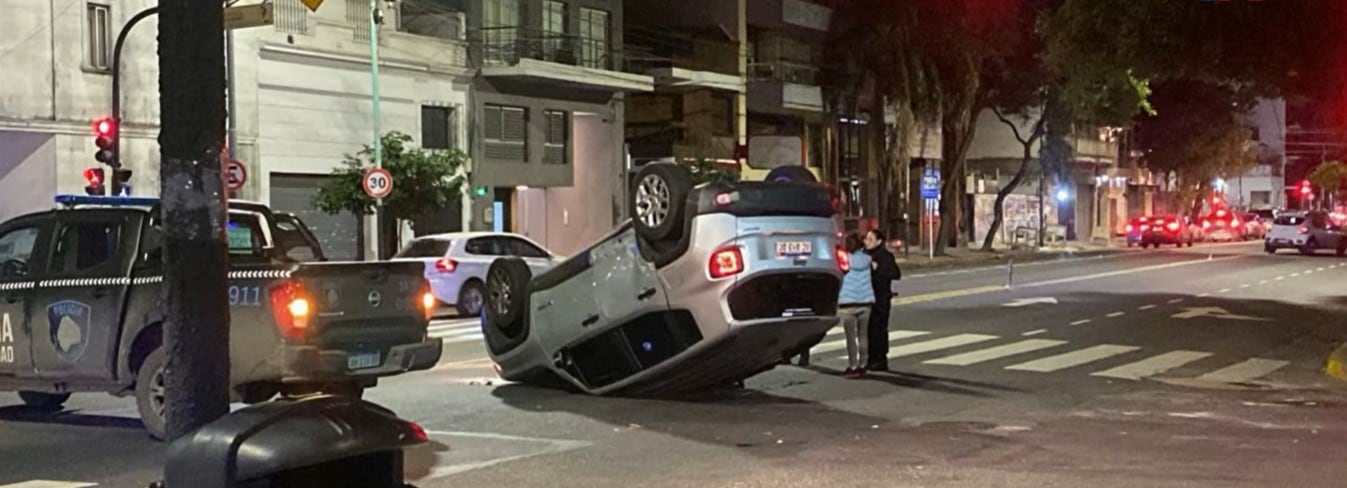 Choque y vuelco en Flores: Jeep impactó contra patrullero en Directorio