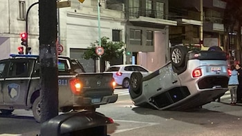 Choque y vuelco en Flores: un Jeep impactó contra un patrullero y hubo complicaciones en el tránsito