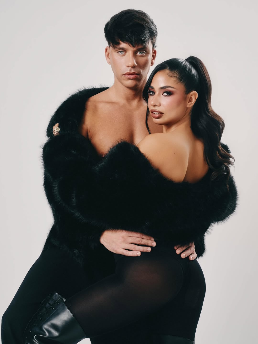 Daniela Celis y Nick Sicaro posan con confianza en una impactante sesión fotográfica, luciendo atuendos oscuros que resaltan su estilo audaz y su conexión.