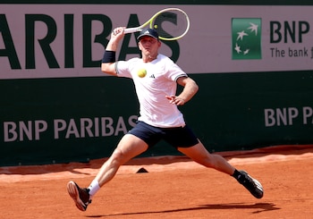 Alejandro Davidovich Fokina durante su partido de primera ronda de Roland Garros ante el bosnio Damir Dzumhur (Fuente: EFE/ Mohammed Badra)