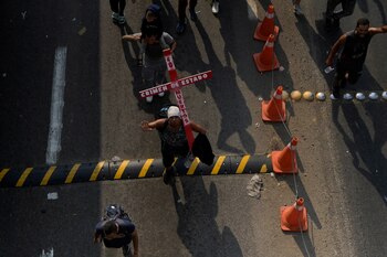 Migrantes en la caravana hacia la Ciudad de México llamada 'El Vía Crucis del Migrante' en memoria de los 40 migrantes que fallecieron durante un incendio en un centro de Ciudad Juárez. (REUTERS/Mahe Elipe)